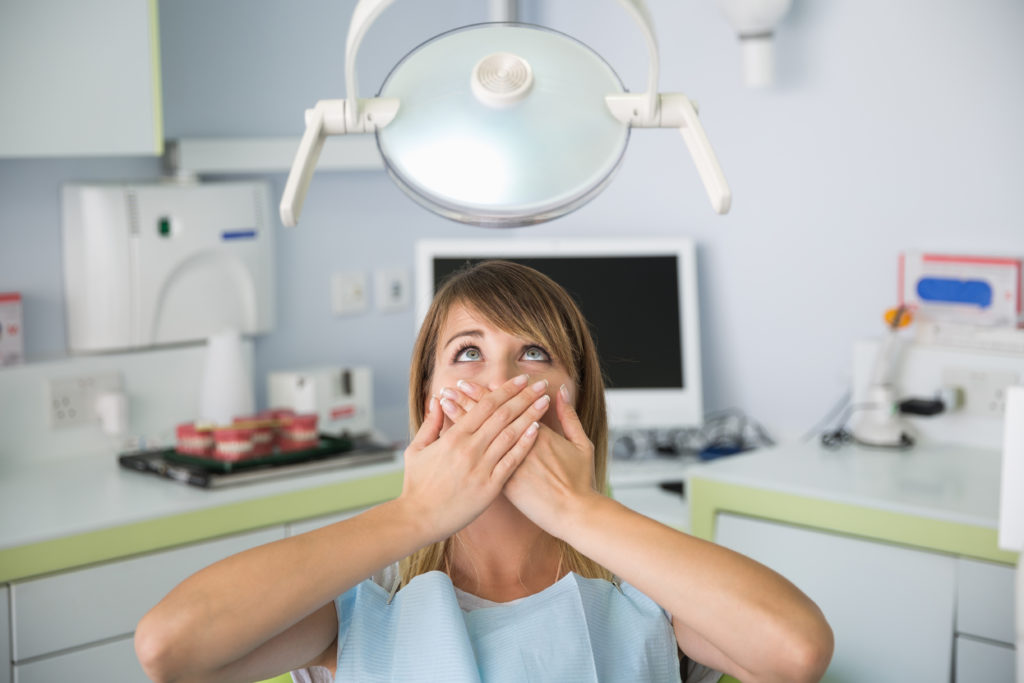 Person, die Angst vor dem Zahnarzt hat